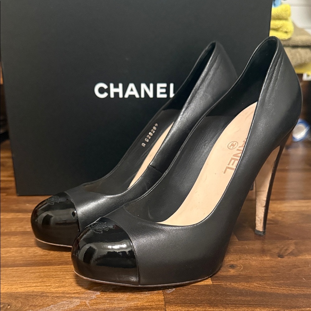 CHANEL Interlocking CC Cap Toe Pumps Size 40
